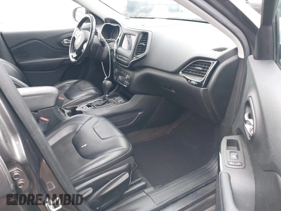 2019 Jeep Cherokee Latitude Plus z VIN 1C4PJLLN6KD326921, wystawiony jako IAAI lot #42442460 z przebiegiem 71 516 mil mil oraz . Historia ofert i sprzedaży dostępna na DreamBid. Obrazek 5.