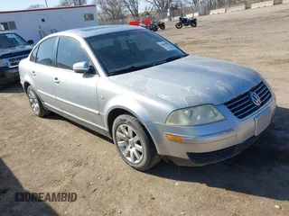 2002 Volkswagen Passat z VIN WVWSH63B42P045003, wystawiony jako IAAI lot #40878598 z przebiegiem 179 569 mil mil oraz . Historia ofert i sprzedaży dostępna na DreamBid. Obrazek 1.