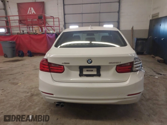 2015 BMW 3 Series 328i xDrive z VIN WBA3B5C57FF960592, wystawiony jako IAAI lot #41625697 z przebiegiem 128 301 mil mil oraz . Historia ofert i sprzedaży dostępna na DreamBid. Obrazek 16.