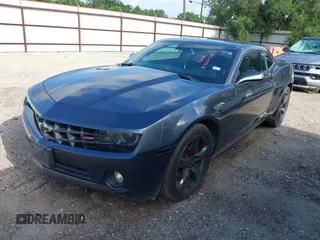 2010 Chevrolet Camaro 1LT z VIN 2G1FB1EV0A9196374, wystawiony jako IAAI lot #42515146 z przebiegiem 231 636 mil mil oraz . Historia ofert i sprzedaży dostępna na DreamBid. Obrazek 17.
