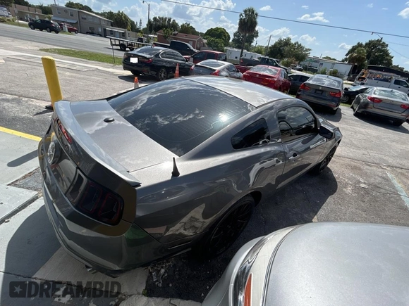 2013 Ford Mustang V6 z VIN 1ZVBP8AMXD5211507, wystawiony jako Copart lot #63517505 z przebiegiem 232 023 mil mil oraz Czysty tytuł • Clean title. Historia ofert i sprzedaży dostępna na DreamBid. Obrazek 4.