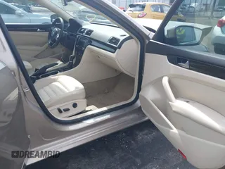 2015 Volkswagen Passat SEL Premium z VIN 1VWCV7A33FC025205, wystawiony jako IAAI lot #42098256 z przebiegiem 165 661 mil mil oraz . Historia ofert i sprzedaży dostępna na DreamBid. Obrazek 5.