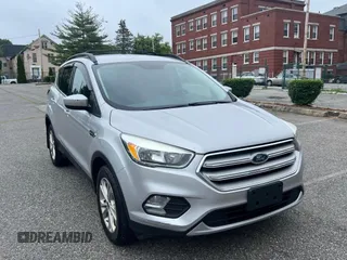 2018 Ford Escape SE z VIN 1FMCU9GD4JUB01319, wystawiony jako Copart lot #60573905 z przebiegiem 160 179 mil mil oraz Czysty tytuł • Clean title. Historia ofert i sprzedaży dostępna na DreamBid. Obrazek 1.