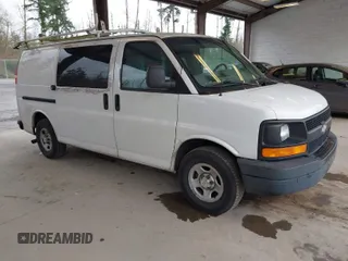 2004 Chevrolet Express Cargo z VIN 1GCFG15X541110303, wystawiony jako IAAI lot #41906549 z przebiegiem 233 678 mil mil oraz . Historia ofert i sprzedaży dostępna na DreamBid. Obrazek 1.