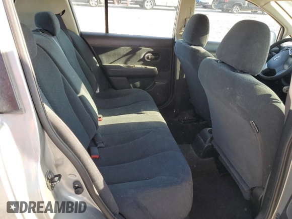 2010 Nissan Versa S z VIN 3N1BC1CP8AL423169, wystawiony jako Copart lot #52792625 z przebiegiem Nie podano mil oraz Czysty tytuł • Clean title. Historia ofert i sprzedaży dostępna na DreamBid. Obrazek 10.
