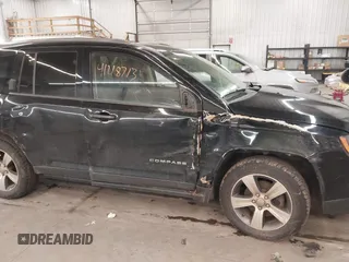 2017 Jeep Compass Latitude z VIN 1C4NJDEB7HD153516, wystawiony jako IAAI lot #41218713 z przebiegiem 132 234 mil mil oraz . Historia ofert i sprzedaży dostępna na DreamBid. Obrazek 6.