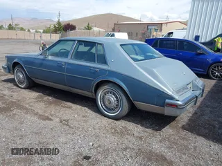 1985 Cadillac Seville z VIN 1G6KS698XFE804240, wystawiony jako IAAI lot #42125052 z przebiegiem 11 322 mil mil oraz . Historia ofert i sprzedaży dostępna na DreamBid. Obrazek 3.