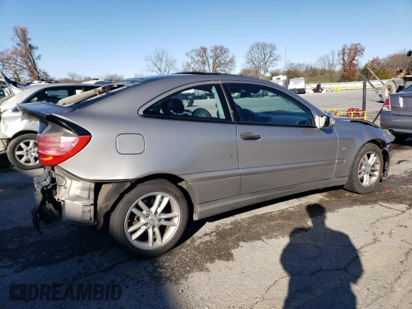2003 Mercedes-Benz C 230 Kompressor z VIN WDBRN40J93A457704, wystawiony jako Copart lot #81744394 z przebiegiem 158 288 mil mil oraz Szkoda całkowita • Salvage title. Historia ofert i sprzedaży dostępna na DreamBid. Obrazek 3.