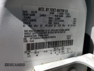 2009 Ford F-350 XL z VIN 1FTWW31R19EA75474, wystawiony jako Copart lot #56963005 z przebiegiem 223 500 mil mil oraz Szkoda całkowita • Salvage title. Historia ofert i sprzedaży dostępna na DreamBid. Obrazek 12.