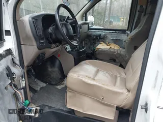 2002 Chevrolet Chevy Van z VIN 1GBFG15MX21125029, wystawiony jako IAAI lot #41740176 z przebiegiem Nie podano mil oraz . Historia ofert i sprzedaży dostępna na DreamBid. Obrazek 5.