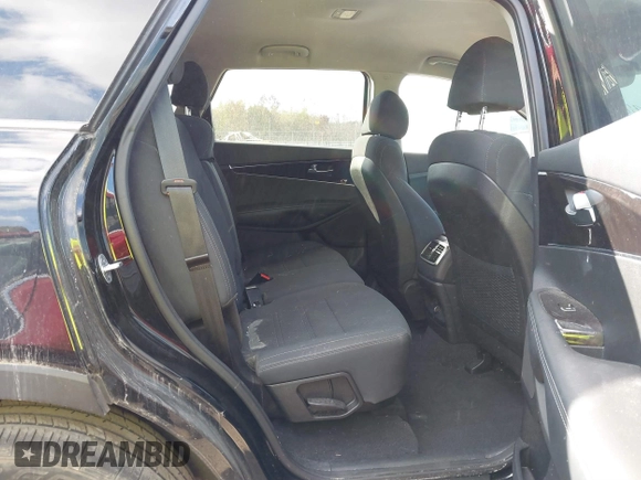 2018 Kia Sorento LX with VIN 5XYPG4A32JG350672, listed as a IAAI auction lot 40830917 with 82,437 mi miles. Bid and sale history available at carsss.com. Image 8.