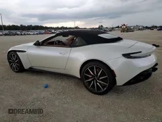 2020 Aston Martin DB11 z VIN SCFRMFCWXLGM09361, wystawiony jako Copart lot #74208744 z przebiegiem 10 972 mil mil oraz Szkody całkowita. Historia ofert i sprzedaży dostępna na DreamBid. Obrazek 2.
