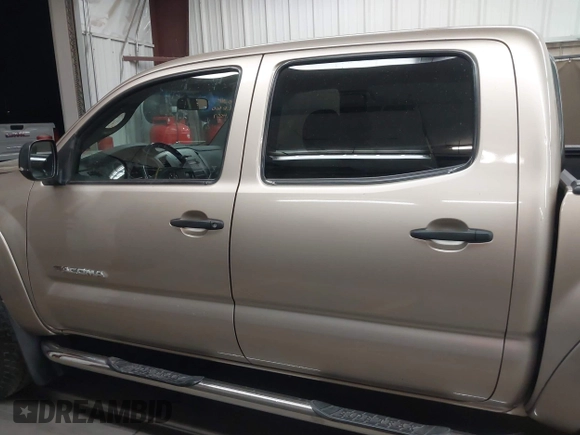 2005 Toyota Tacoma PreRunner z VIN 5TEJU62N65Z094557, wystawiony jako IAAI lot #41990607 z przebiegiem 109 219 mil mil oraz . Historia ofert i sprzedaży dostępna na DreamBid. Obrazek 14.