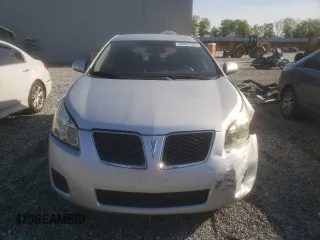 2009 Pontiac Vibe 1SA z VIN 5Y2SP678X9Z456437, wystawiony jako Copart lot #52857525 z przebiegiem 85 913 mil mil oraz Szkody całkowita. Historia ofert i sprzedaży dostępna na DreamBid. Obrazek 5.