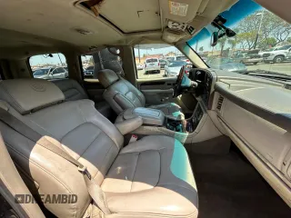 2002 Cadillac Escalade z VIN 1GYEC63T22R113253, wystawiony jako Copart lot #56408115 z przebiegiem 249 604 mil mil oraz Szkody całkowita. Historia ofert i sprzedaży dostępna na DreamBid. Obrazek 5.