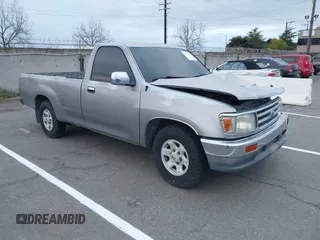 1993 Toyota T100 z VIN JT4VD10C0P0009821, wystawiony jako IAAI lot #41788269 z przebiegiem 144 505 mil mil oraz . Historia ofert i sprzedaży dostępna na DreamBid. Obrazek 1.
