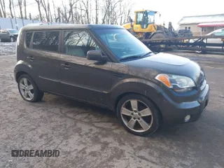 2011 Kia Soul + with VIN KNDJT2A26B7297518, listed as a IAAI auction lot 41990572 with 280,000 mi miles. Bid and sale history available at carsss.com. Image 1.