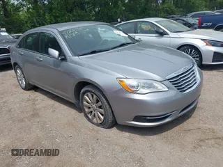 2013 Chrysler 200 Touring z VIN 1C3CCBBB5DN512686, wystawiony jako IAAI lot #42172235 z przebiegiem 109 104 mil mil oraz . Historia ofert i sprzedaży dostępna na DreamBid. Obrazek 1.