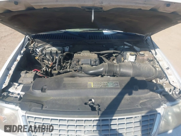 2005 Ford Expedition Eddie Bauer with VIN 1FMFU18575LB13711, listed as a IAAI auction lot 41848095 with 220,189 mi miles. Bid and sale history available at carsss.com. Image 10.