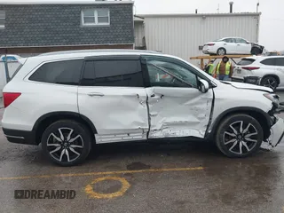 2021 Honda Pilot Touring 8-Passenger z VIN 5FNYF6H90MB031795, wystawiony jako IAAI lot #41207263 z przebiegiem 56 367 mil mil oraz . Historia ofert i sprzedaży dostępna na DreamBid. Obrazek 14.