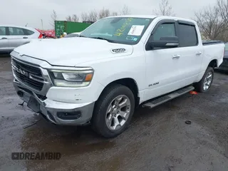 2019 Ram 1500 Big Horn z VIN 1C6SRFFT0KN538889, wystawiony jako IAAI lot #42002519 z przebiegiem 71 432 mil mil oraz . Historia ofert i sprzedaży dostępna na DreamBid. Obrazek 2.