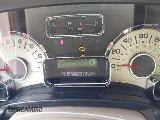 2013 Ford Expedition XLT с VIN 1FMJU1J54DEF31876, выставлен на аукционе IAAI как лот 42512937 с пробегом 240 046 миль миль и . История ставок и продаж доступна на DreamBid. Изображение 7.
