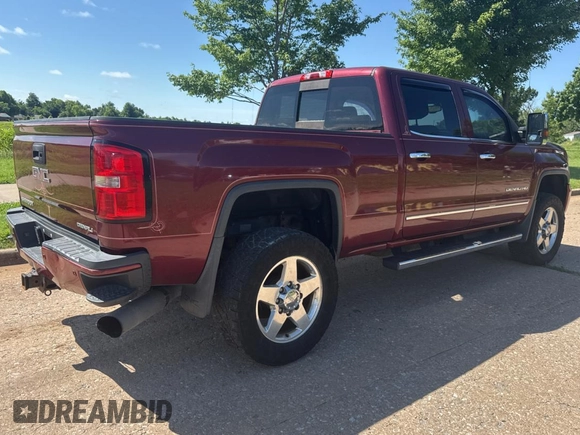 2015 GMC Sierra 2500HD Denali z VIN 1GT120E88FF102231, wystawiony jako Copart lot #60239065 z przebiegiem 305 655 mil mil oraz Czysty tytuł • Clean title. Historia ofert i sprzedaży dostępna na DreamBid. Obrazek 4.