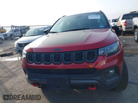 2025 Jeep Compass Trailhawk z VIN 3C4NJDDN0ST551132, wystawiony jako IAAI lot #41905784 z przebiegiem 1 573 mil mil oraz . Historia ofert i sprzedaży dostępna na DreamBid. Obrazek 13.