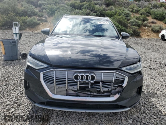 2019 Audi e-tron Premium Plus z VIN WA1LABGE1KB021741, wystawiony jako Copart lot #54774875 z przebiegiem 80 489 mil mil oraz Szkoda całkowita • Salvage title. Historia ofert i sprzedaży dostępna na DreamBid. Obrazek 5.
