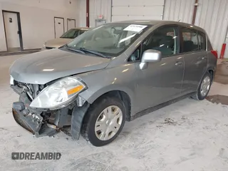 2010 Nissan Versa S z VIN 3N1BC1CP2AL390914, wystawiony jako IAAI lot #42475906 z przebiegiem 124 700 mil mil oraz . Historia ofert i sprzedaży dostępna na DreamBid. Obrazek 2.