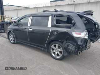 2013 Toyota Sienna SE z VIN 5TDXK3DC3DS405075, wystawiony jako IAAI lot #42127766 z przebiegiem 74 110 mil mil oraz . Historia ofert i sprzedaży dostępna na DreamBid. Obrazek 3.