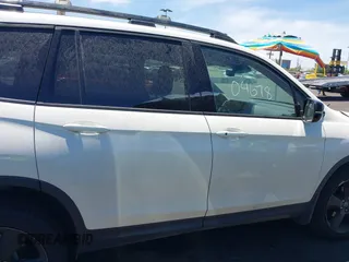 2019 Honda Passport Elite z VIN 5FNYF8H05KB009575, wystawiony jako IAAI lot #42804678 z przebiegiem 70 468 mil mil oraz . Historia ofert i sprzedaży dostępna na DreamBid. Obrazek 14.