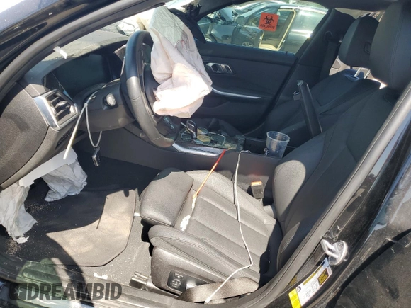 2020 BMW 3 Series 330i z VIN 3MW5R1J02L8B18977, wystawiony jako Copart lot #57972275 z przebiegiem Nie podano mil oraz Nie do naprawy • Non repairable. Historia ofert i sprzedaży dostępna na DreamBid. Obrazek 7.