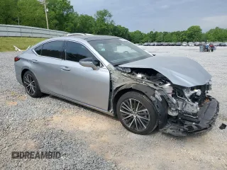 2022 Lexus ES 350 z VIN 58ADZ1B16NU137290, wystawiony jako Copart lot #53819995 z przebiegiem 28 349 mil mil oraz Szkody całkowita. Historia ofert i sprzedaży dostępna na DreamBid. Obrazek 4.