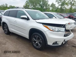 2016 Toyota Highlander XLE z VIN 5TDJKRFH7GS247815, wystawiony jako IAAI lot #42330920 z przebiegiem 82 368 mil mil oraz . Historia ofert i sprzedaży dostępna na DreamBid. Obrazek 1.