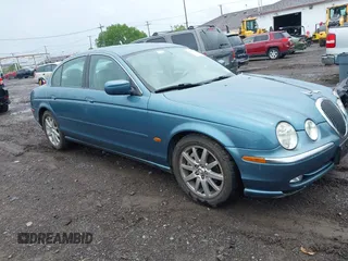 2000 Jaguar S-Type V8 z VIN SAJDA01D0YGL07334, wystawiony jako IAAI lot #42365276 z przebiegiem 63 379 mil mil oraz . Historia ofert i sprzedaży dostępna na DreamBid. Obrazek 1.