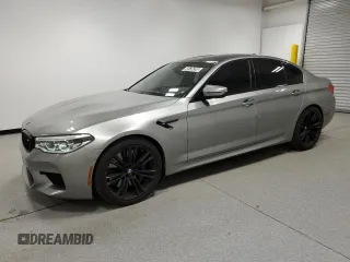 2019 BMW M5 z VIN WBSJF0C53KB448498, wystawiony jako Copart lot #49736395 z przebiegiem 70 063 mil mil oraz Czysty tytuł • Clean title. Historia ofert i sprzedaży dostępna na DreamBid. Obrazek 1.