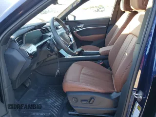 2022 Audi e-tron Premium Plus z VIN WA1LAAGE8NB030872, wystawiony jako Copart lot #72593972 z przebiegiem 4 896 mil mil oraz . Historia ofert i sprzedaży dostępna na DreamBid. Obrazek 7.
