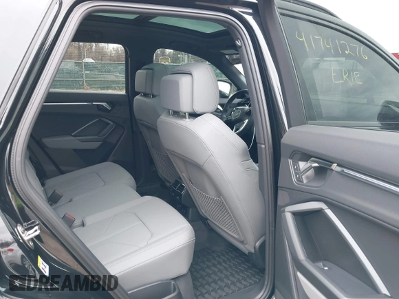 2024 Audi Q3 S line Premium Plus z VIN WA1EECF33R1086173, wystawiony jako IAAI lot #41741276 z przebiegiem 8987 mil mil oraz . Historia ofert i sprzedaży dostępna na DreamBid. Obrazek 8.
