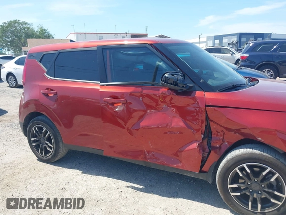 2022 Kia Soul LX with VIN KNDJ23AU9N7825549, listed as a IAAI auction lot 41940946 with 32,453 mi miles. Bid and sale history available at carsss.com. Image 6.