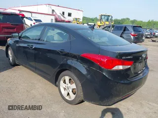 2013 Hyundai Elantra GLS z VIN KMHDH4AE5DU815767, wystawiony jako IAAI lot #42249832 z przebiegiem 188 000 mil mil oraz . Historia ofert i sprzedaży dostępna na DreamBid. Obrazek 3.