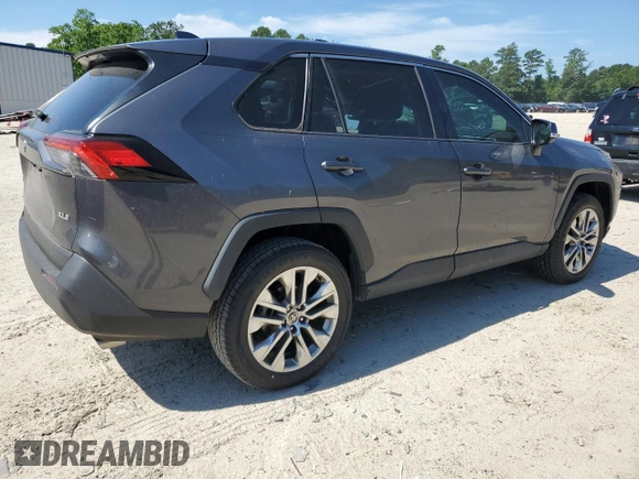 2021 Toyota RAV4 XLE Premium z VIN 2T3C1RFVXMW157425, wystawiony jako Copart lot #61315765 z przebiegiem 54 379 mil mil oraz Szkoda całkowita • Salvage title. Historia ofert i sprzedaży dostępna na DreamBid. Obrazek 3.