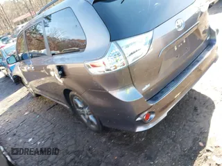 2020 Toyota Sienna SE with VIN 5TDXZ3DC8LS039639, listed as a IAAI auction lot 41107396 with 69,102 mi miles. Bid and sale history available at carsss.com. Image 3.
