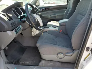 2005 Toyota Tacoma PreRunner z VIN 5TETU62N35Z035331, wystawiony jako Copart lot #55349105 z przebiegiem 615 793 mil mil oraz Szkoda całkowita • Salvage title. Historia ofert i sprzedaży dostępna na DreamBid. Obrazek 7.