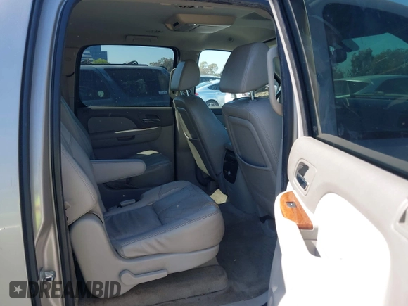 2007 GMC Yukon XL SLT with VIN 1GKFC16077R187116, listed as a IAAI auction lot 42020184 with 195,721 mi miles. Bid and sale history available at carsss.com. Image 8.