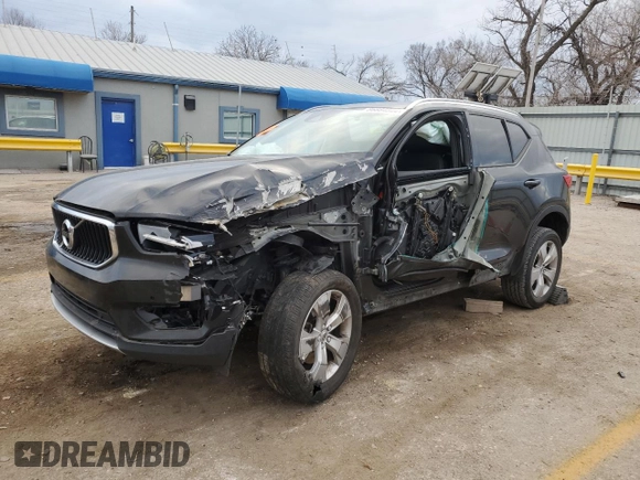 2020 Volvo XC40 Momentum z VIN YV4162UK8L2328427, wystawiony jako Copart lot #86884844 z przebiegiem 112 103 mil mil oraz Szkoda całkowita • Salvage title. Historia ofert i sprzedaży dostępna na DreamBid. Obrazek 1.