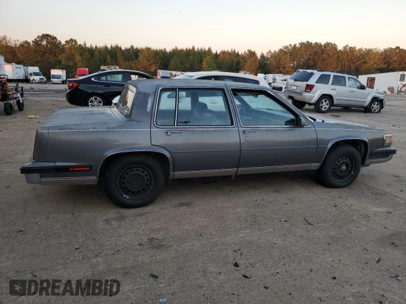 1985 Cadillac Fleetwood z VIN 1G6CB6984F4325337, wystawiony jako Copart lot #82255894 z przebiegiem 46 192 mil mil oraz Czysty tytuł • Clean title. Historia ofert i sprzedaży dostępna na DreamBid. Obrazek 3.