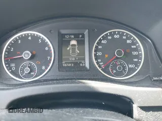 2013 Volkswagen Tiguan SE z VIN WVGBV7AX3DW502501, wystawiony jako IAAI lot #42827693 z przebiegiem 107 413 mil mil oraz . Historia ofert i sprzedaży dostępna na DreamBid. Obrazek 7.