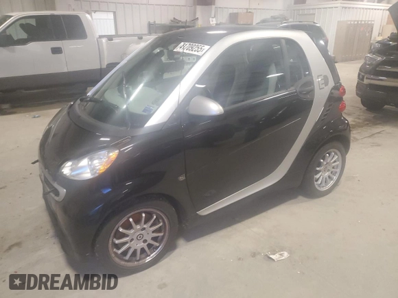 2013 Smart fortwo Passion z VIN WMEEJ9AAXDK673744, wystawiony jako Copart lot #41709255 z przebiegiem Nie podano mil oraz Tytuł czysty. Historia ofert i sprzedaży dostępna na DreamBid. Obrazek 1.
