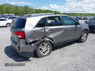 2015 Kia Sorento LX z VIN 5XYKTCA67FG654369, wystawiony jako IAAI lot #42172966 z przebiegiem 170 958 mil mil oraz . Historia ofert i sprzedaży dostępna na DreamBid. Obrazek 4.